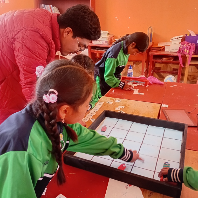 Niños peruanos aprendiendo programación en cursos MindBlock creando videojuegos y arte digital
